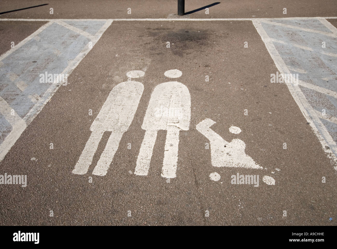 Boden-Schild Parkbuchten für Familien mit Kindern reserviert Stockfoto
