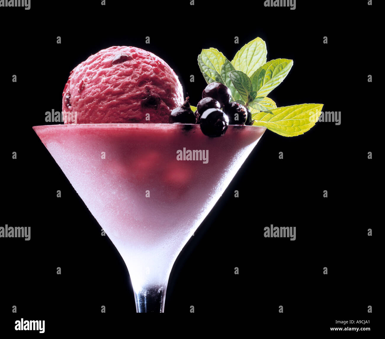 Schwarze Johannisbeere-Eis Stockfoto