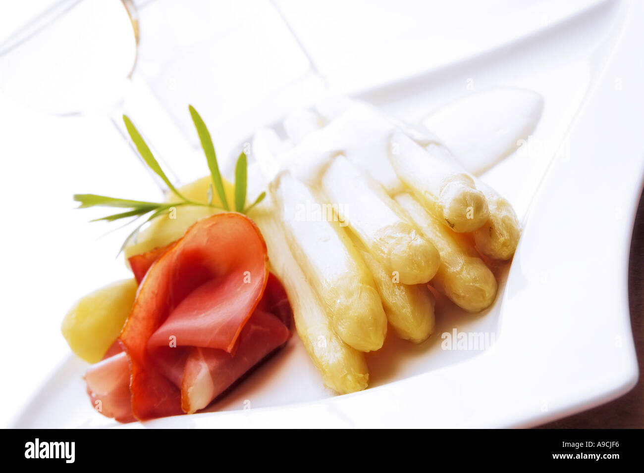 Spargel mit Speck Stockfoto