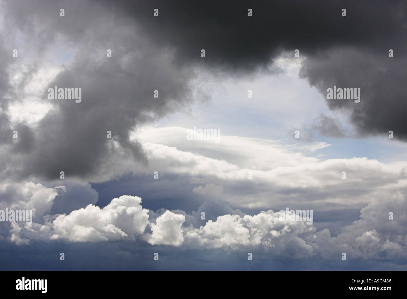 Stürmischer Himmel und Wolken Stockfoto