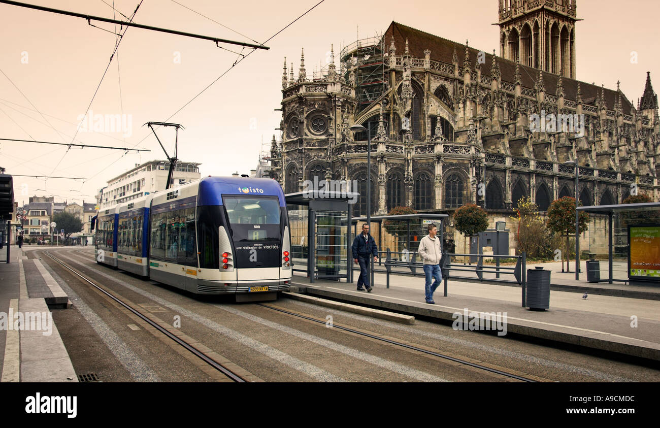 Straßenbahn vor der Kathedrale von Caen, Caen, Calvados, Normandie, Frankreich, Europa Stockfoto