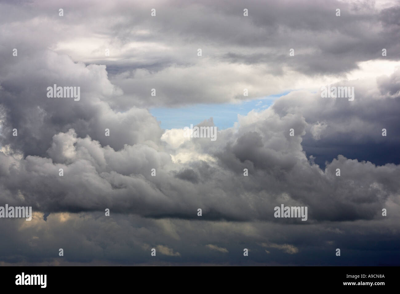 Himmel mit stürmischen Wolken, bewölktem Himmel Stockfoto