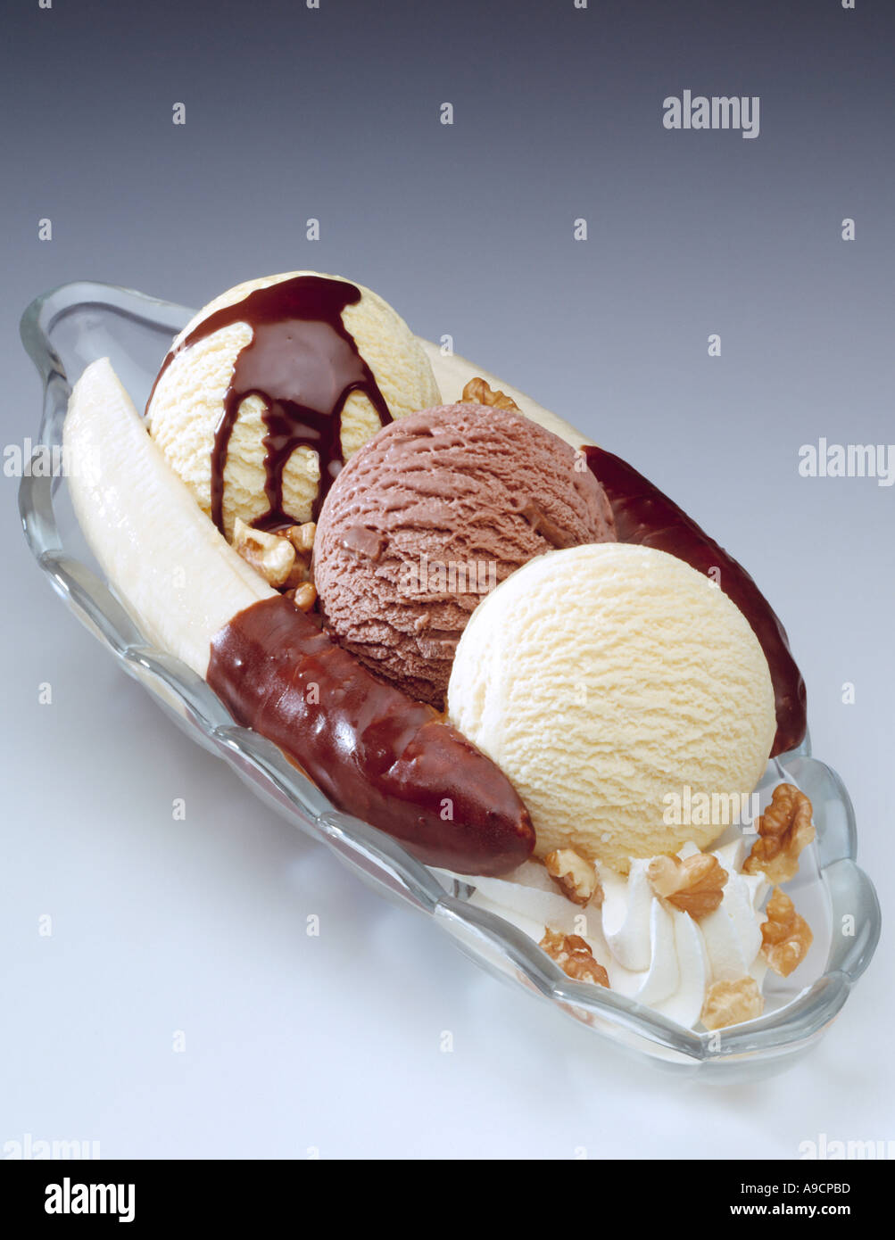 Bananensplit mit Schokosauce Stockfoto