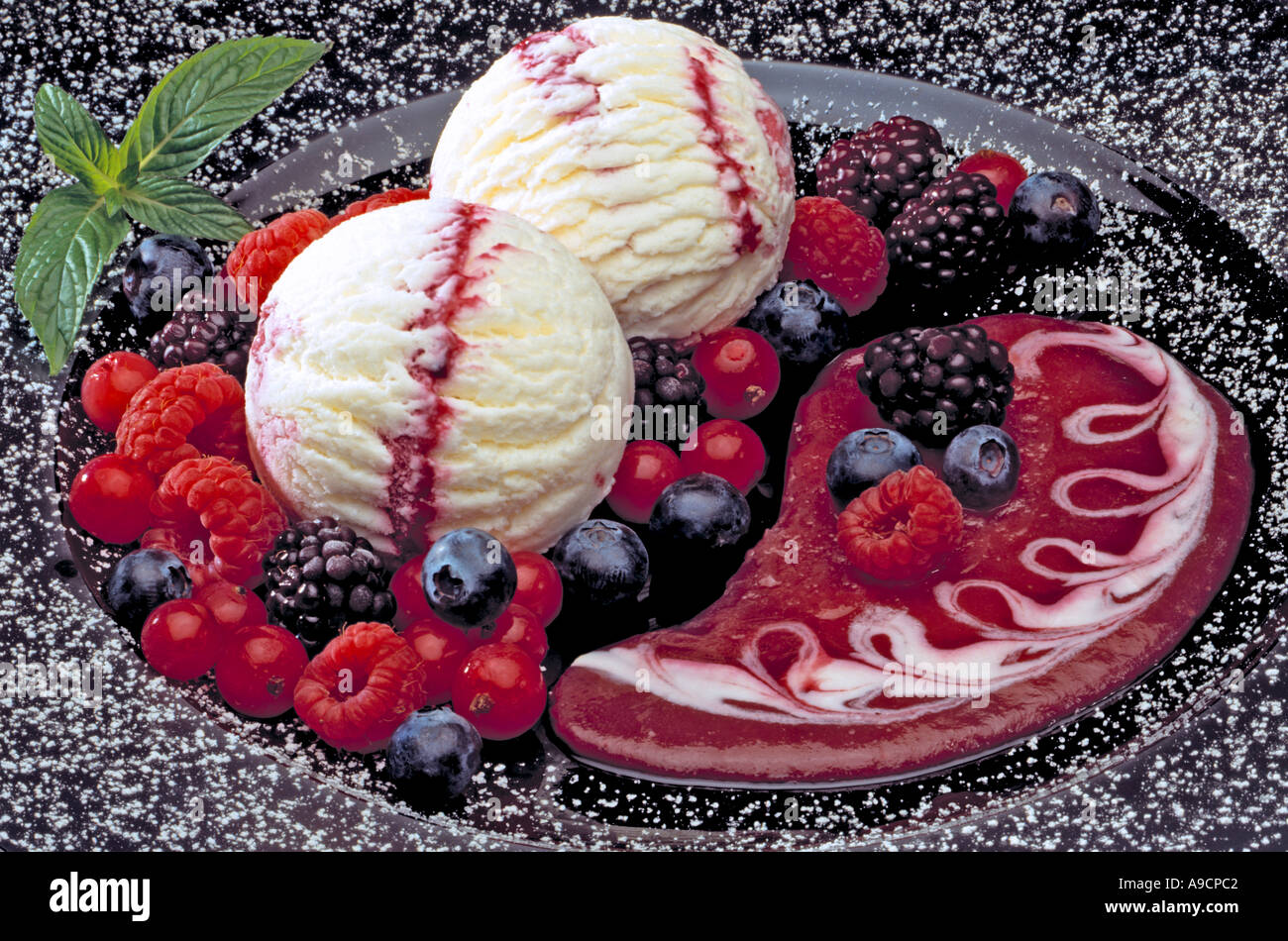 Eis Joghurt mit Waldbeeren Stockfoto