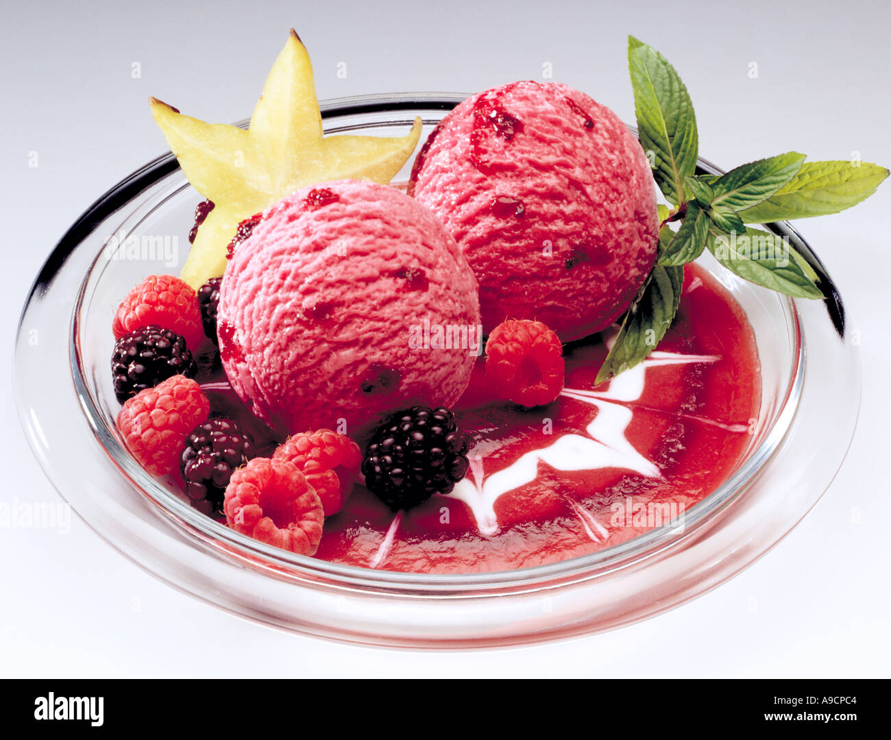 Eis mit Beeren Stockfoto