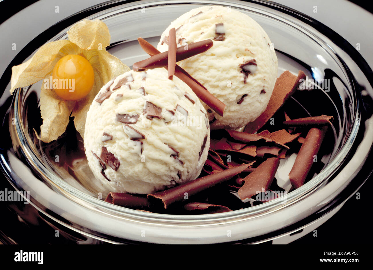 Stracciatella Eis mit Physalis Stockfoto