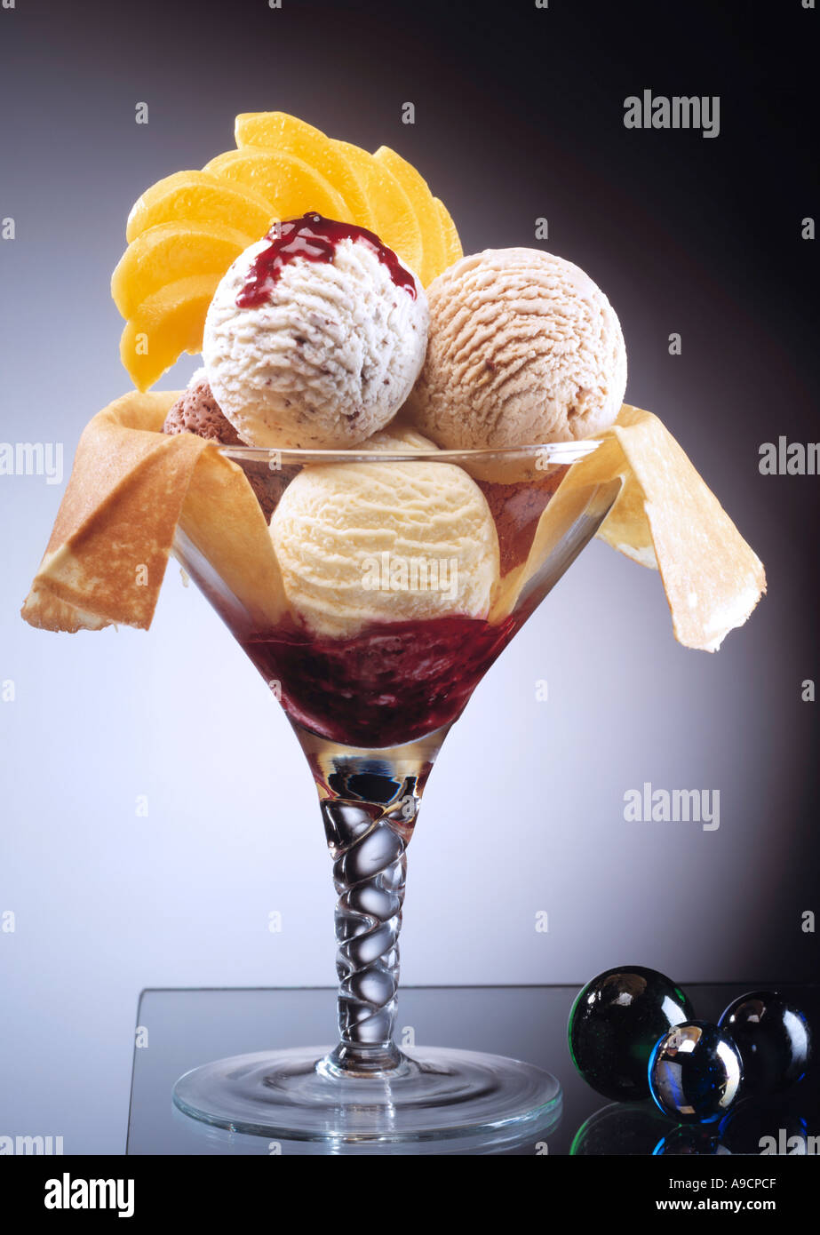 Tasse Eis mit Crepes Stockfoto