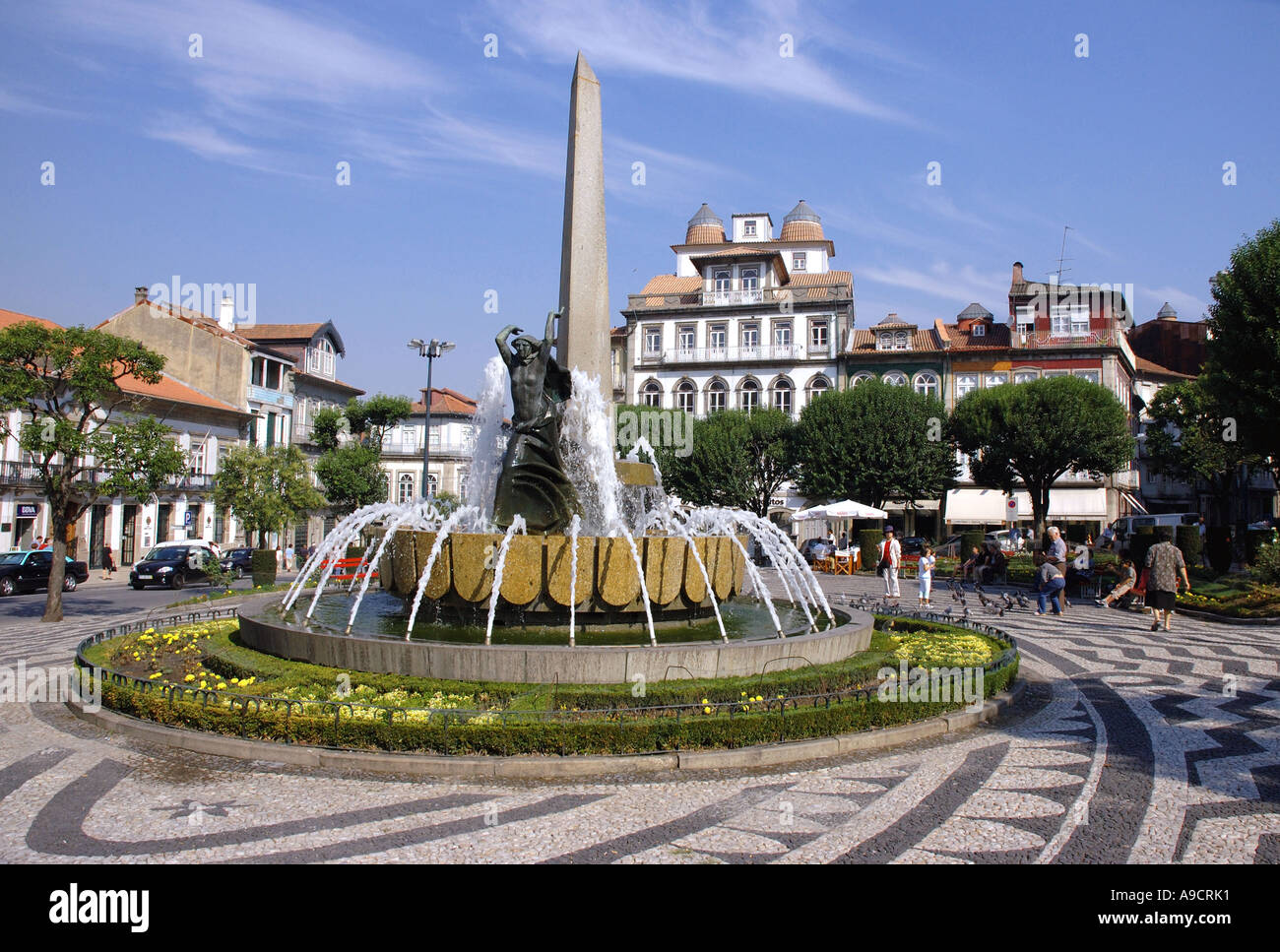 Wunderschöne mittelalterliche Stadtzentrum quadratische Statue Obelisk Brunnen Garten Guimaraes Porto Norte Nord Portugal-Iberia-Europa Stockfoto