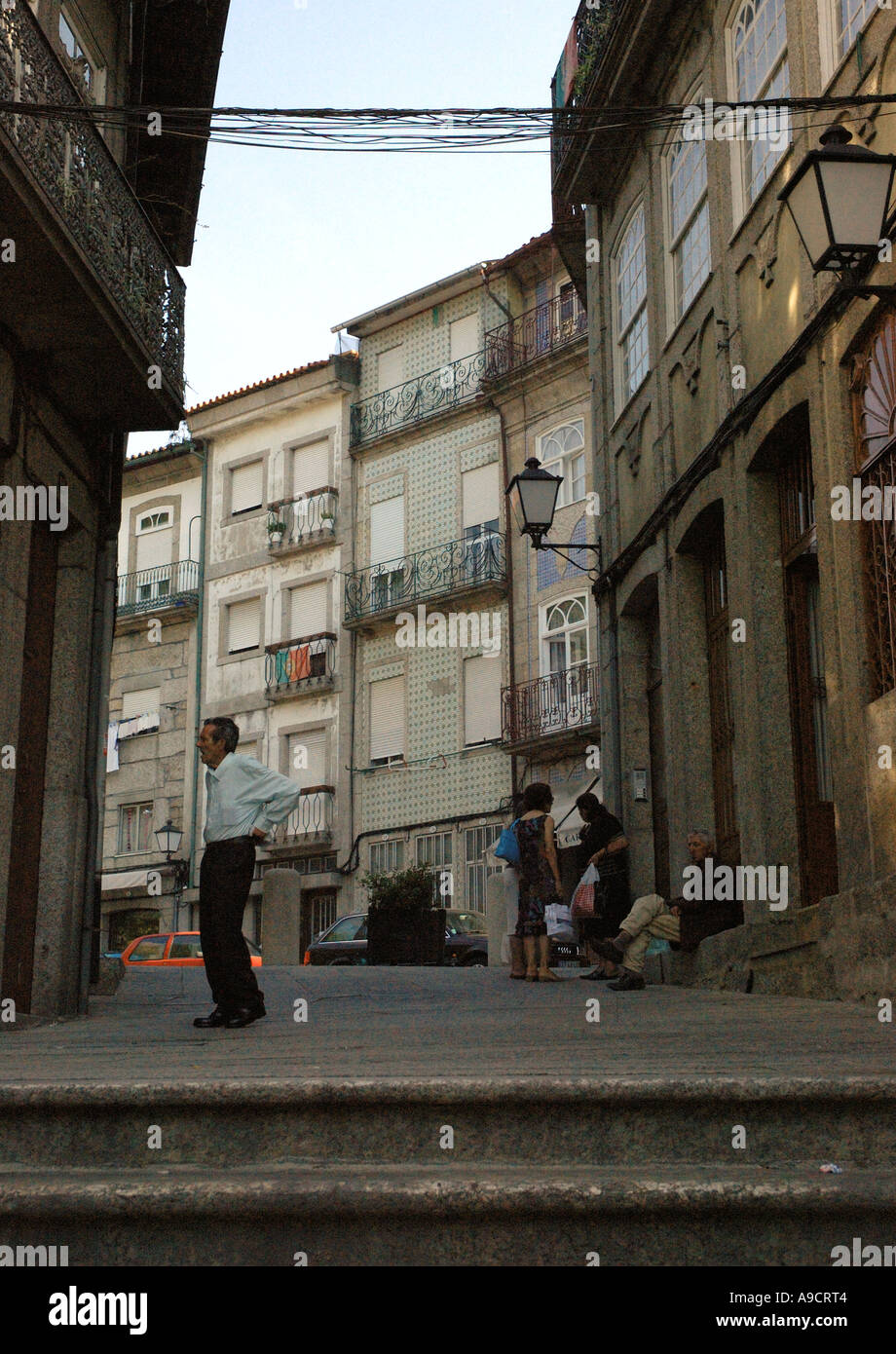 Blick auf typische lebhafte Altstadt Zentrum Straße herrliche Guimaraes Porto Norte Minho Portugal Iberia Nordeuropa Stockfoto