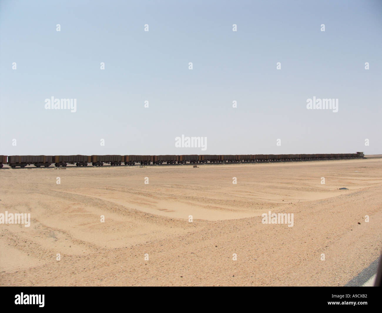 langer Güterzug im westlichen Wüste Ägypten Süden westlich von Cairo Stockfoto