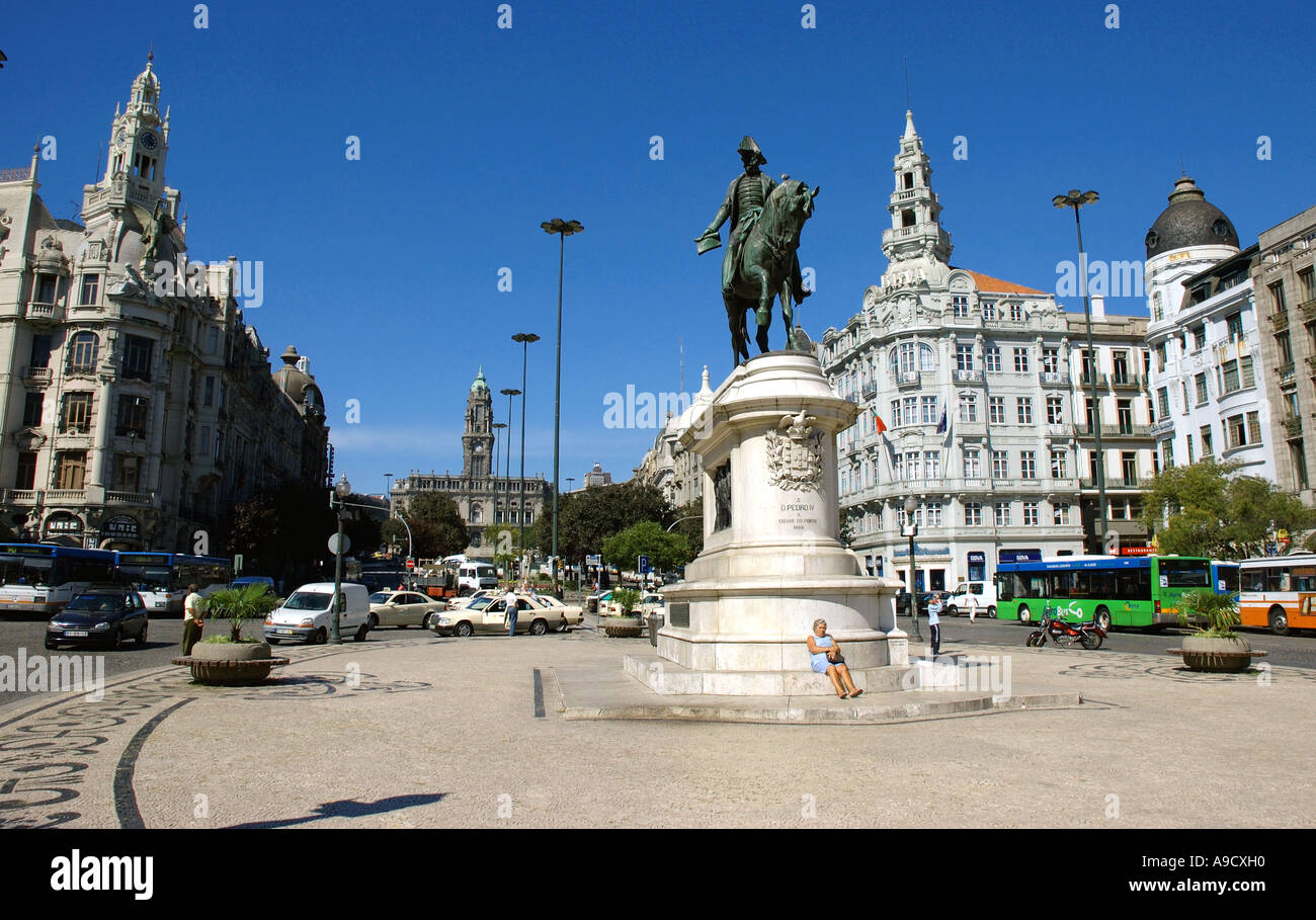 Sicht, die herrliche, imposante Haupt Platz typischen Architektur Gebäude Statue Fahrt Pferd Altstadt Porto-Portugal-Europa Stockfoto