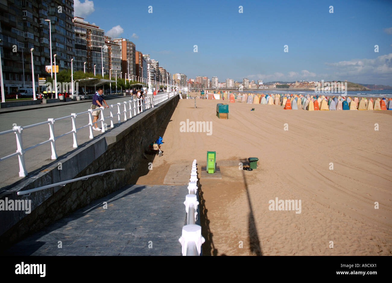 Blick auf das Meer und Strand von Gijon Xixon Asturien Biskaya Golfo de Vizcaya Spanien España Iberia Europa Stockfoto