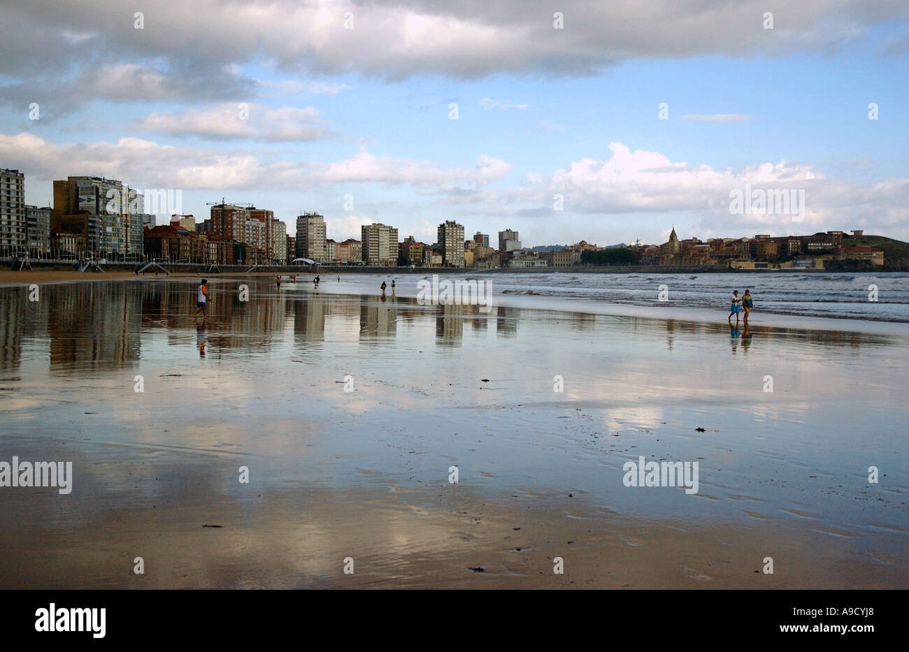 Ebbe-Reflexion. Blick auf das Meer und Strand von Gijon Xixon Asturien Biskaya Golfo de Vizcaya Spanien España Europa Stockfoto