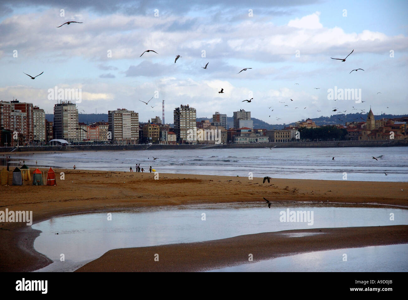 Ebbe-Reflexion. Blick auf das Meer und Strand von Gijon Xixon Asturien Biskaya Golfo de Vizcaya Spanien España Europa Stockfoto
