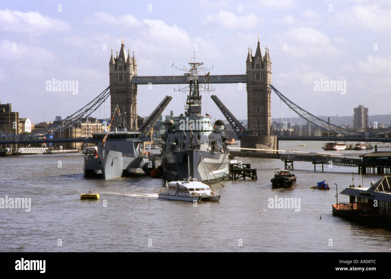 View Tower Bridge Mitte teilt & hebt Großsegler Fluss Themse London England UK Europa passieren zu ermöglichen Stockfoto