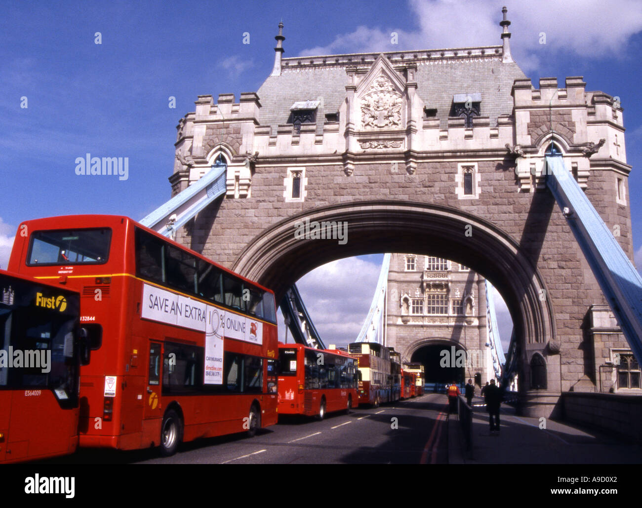 View Tower Bridge Mitte teilt & hebt Großsegler Fluss Themse London England UK Europa passieren zu ermöglichen Stockfoto
