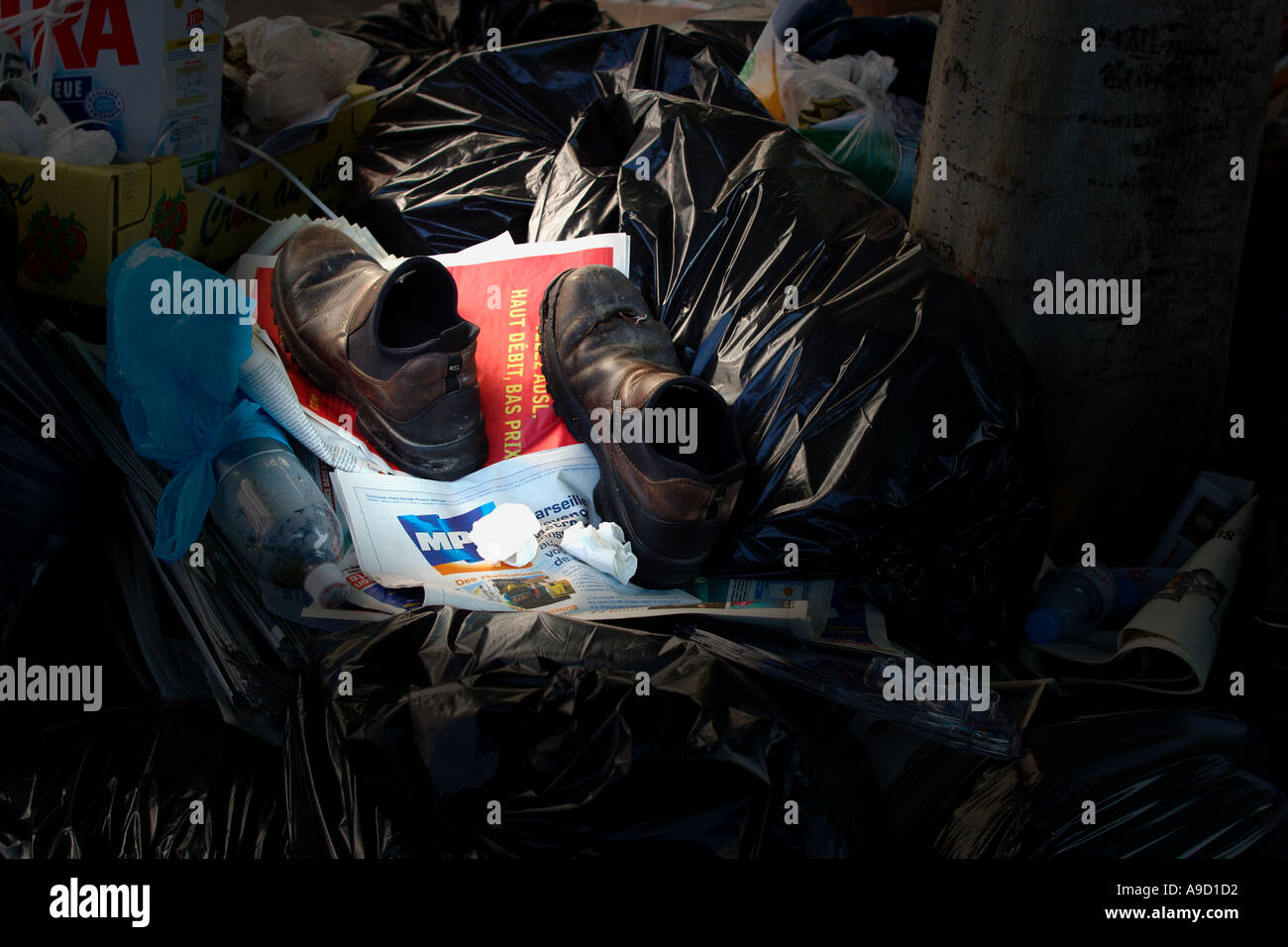 Alte Schuhe auf einen Kunststoff Müllsack Stockfoto