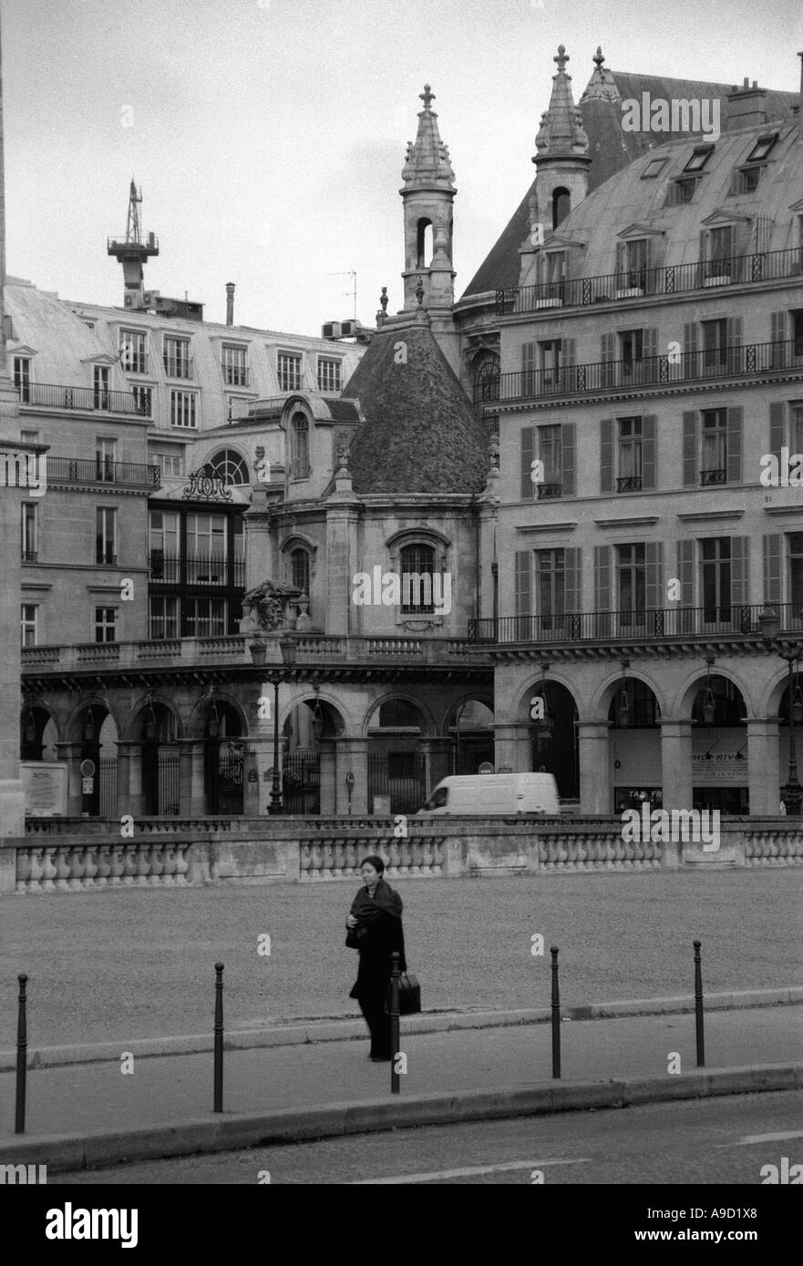 Ansicht der Dame wartet in einer Stadt-Zentrum-Straße in Paris Frankreich Europa Stockfoto