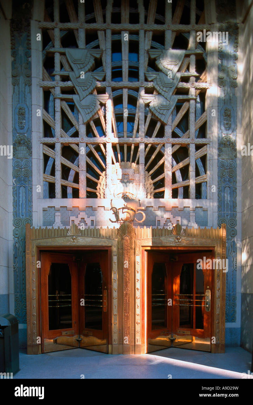 Vancouver, BC, Britisch-Kolumbien, Kanada - Marine Building, Art-Deco-Detail über dem Eingang der Drehtür Stockfoto