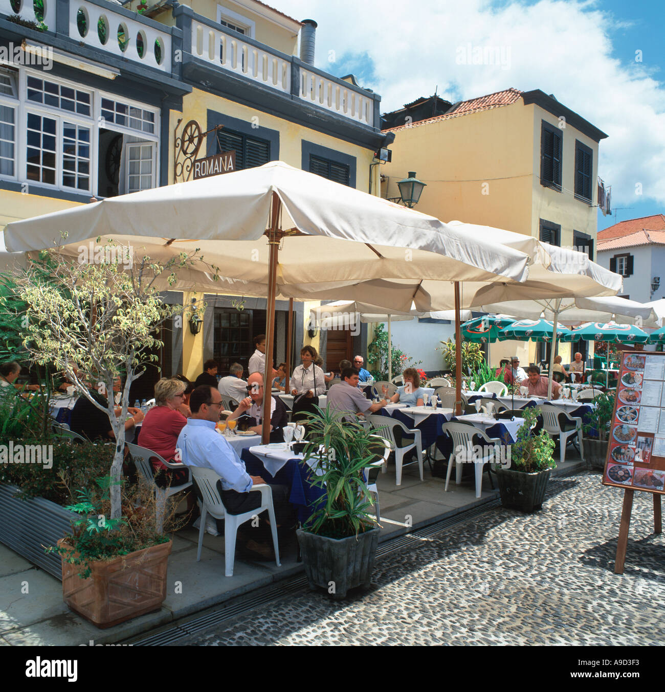 Bürgersteig-Restaurant in der Altstadt (Zona Velha), Funchal, Madeira, Portugal Stockfoto