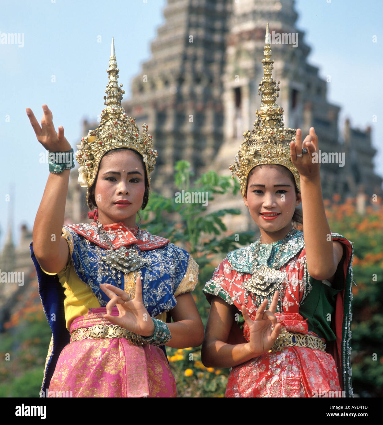 Thai Tänzerinnen in traditionellen Kostümen außerhalb der Tempel von Wat Arun (Tempel der Morgenröte), Bangkok, Thailand Stockfoto