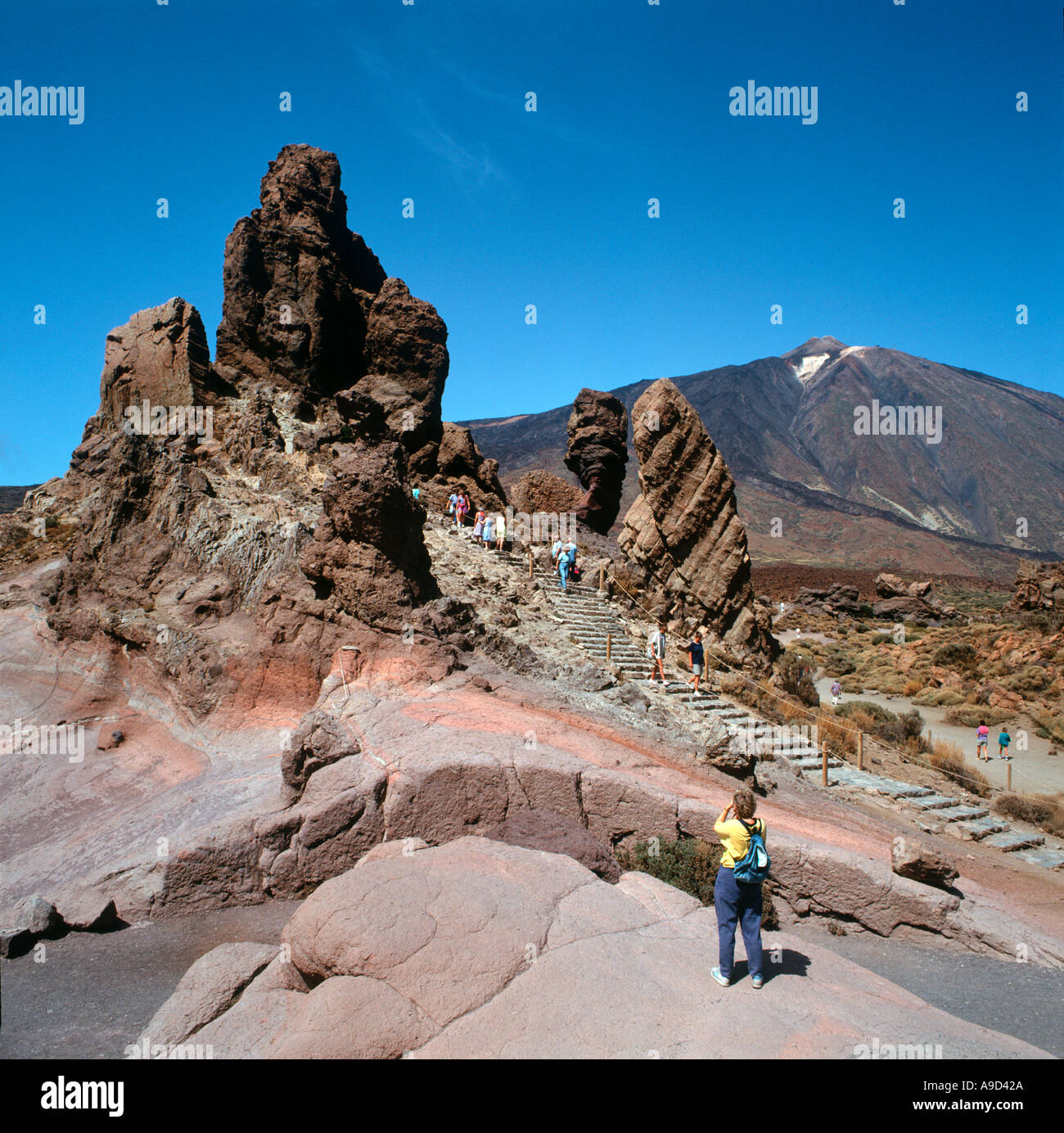 Los Roques de Garcia mit den Teide hinter Teide-Nationalpark, Teneriffa, Kanarische Inseln, Spanien Stockfoto