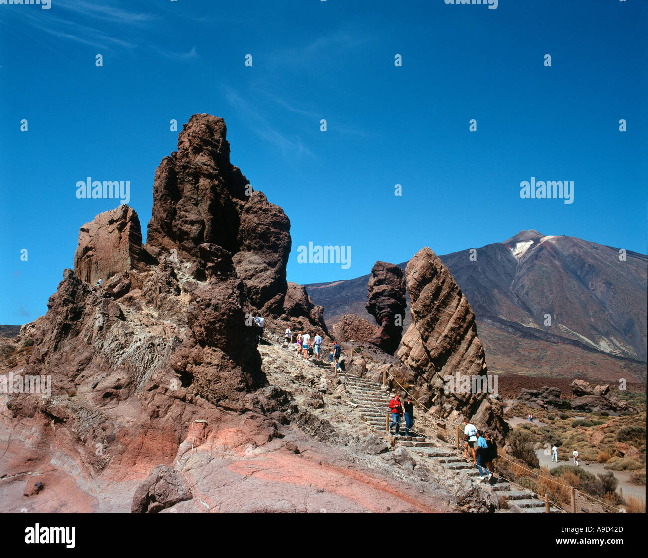 Los Roques de Garcia mit den Teide hinter Teide-Nationalpark, Teneriffa, Kanarische Inseln, Spanien Stockfoto