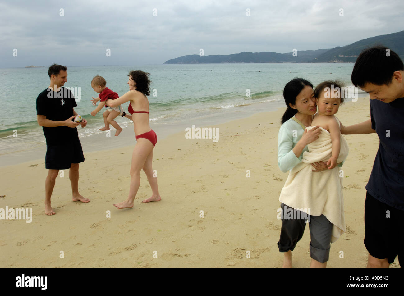 Eine kanadische Familie und einer chinesischen Familie spielen am Strand von Yalong Bucht von Sanya Hainan China 29. März 2006 Stockfoto