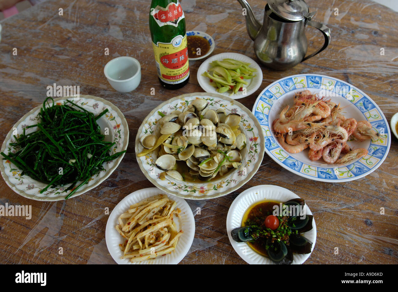 Lokale Speisen in einem kleinen Restaurant in Sanya Hainan China 31. März 2006 Stockfoto