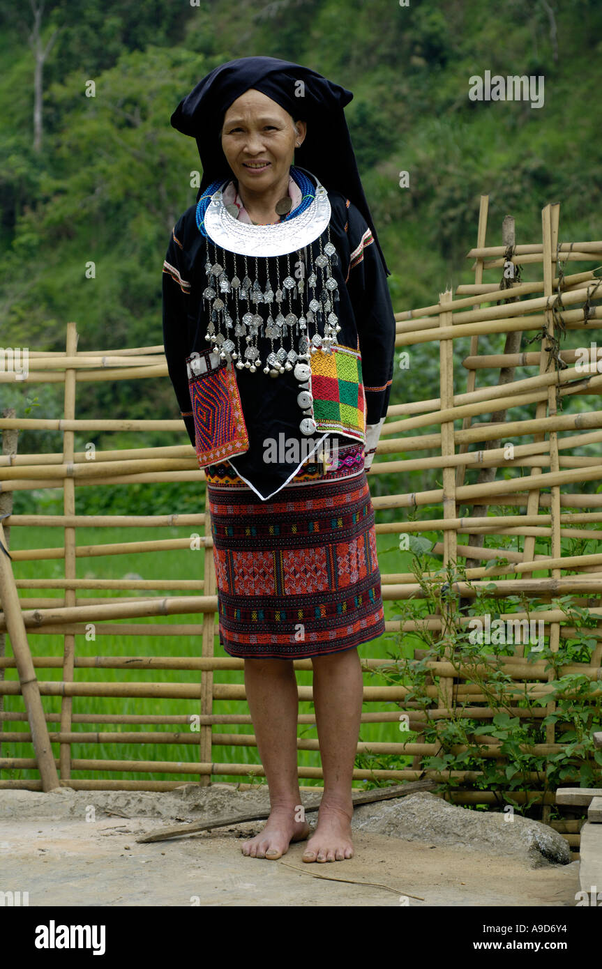 Eine Frau der Li-Nationalität mit traditioneller Kleidung in einem Dorf in Wuzhishan Berg in Hainan China 30. März 2006 Stockfoto