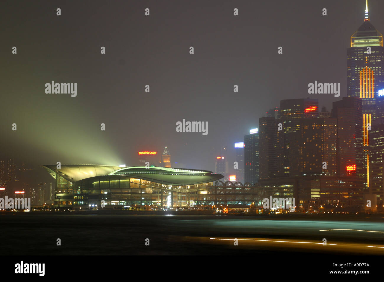 Nachtaufnahme des Hong Kong Convention Exhibition Centre Stockfoto