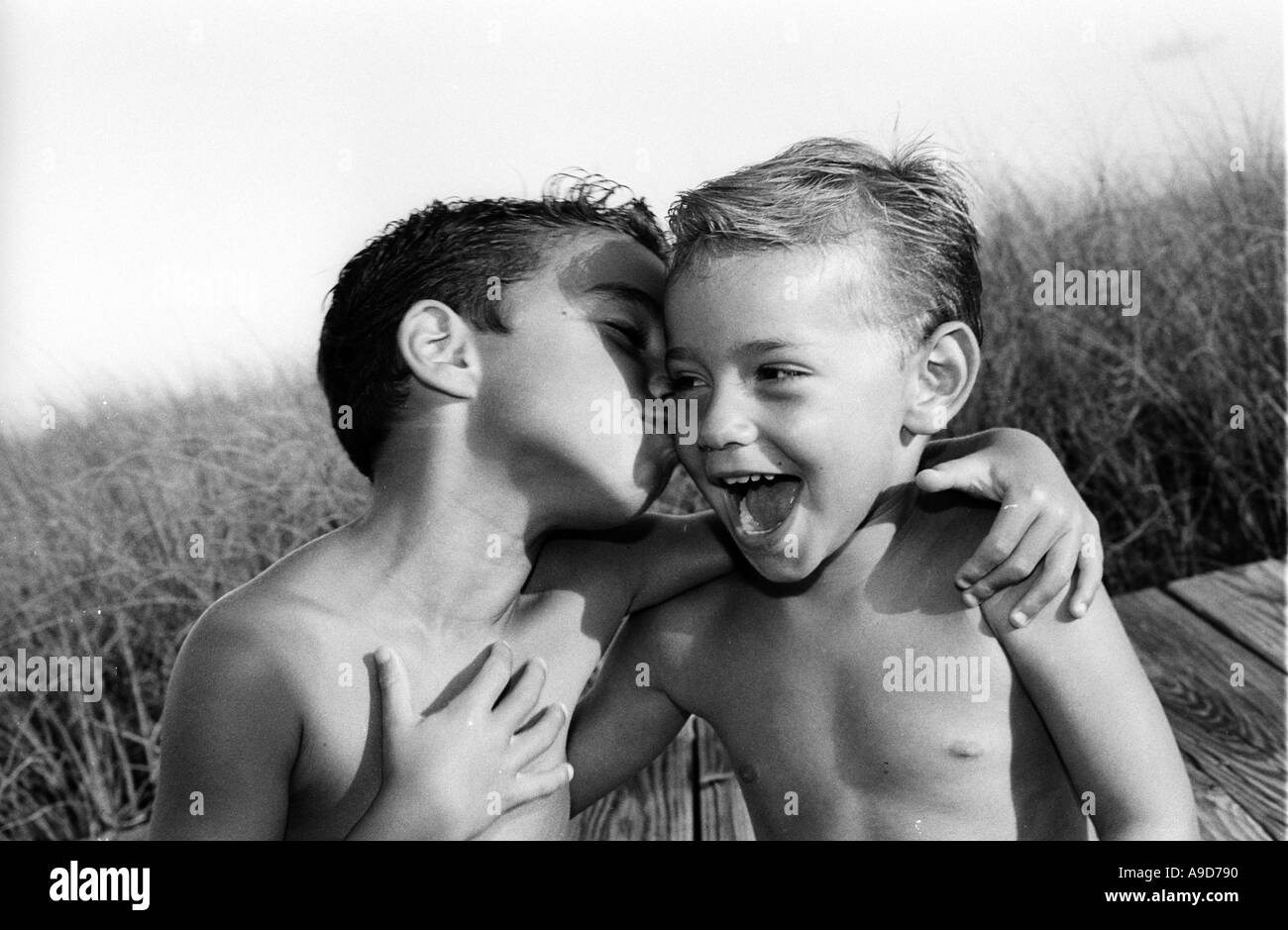 zwei Brüder umarmen liebevoll Stockfoto