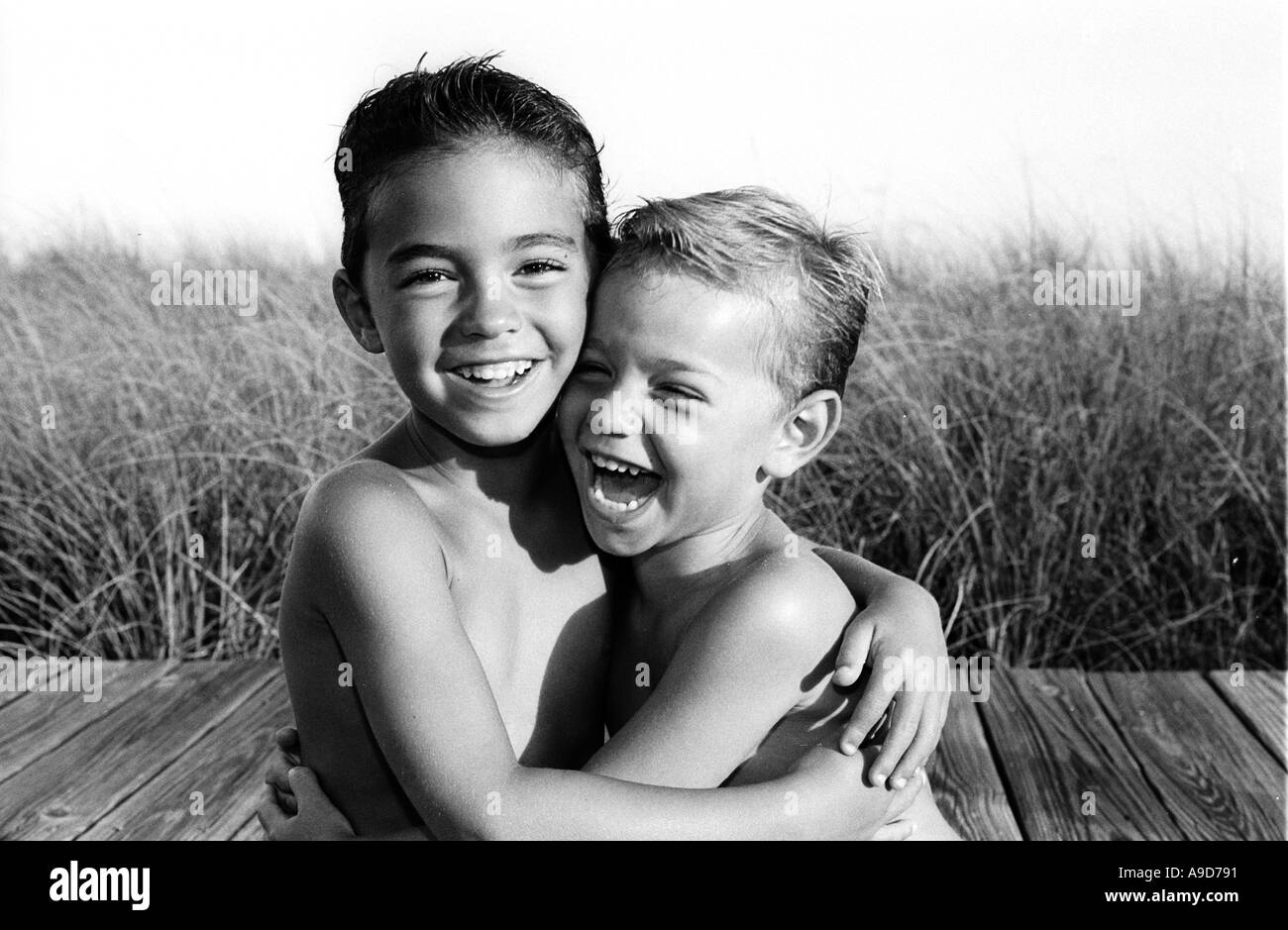 zwei Brüder umarmen liebevoll Stockfoto