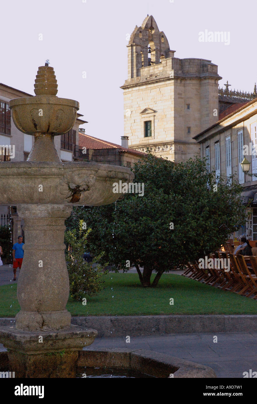 Blick auf einen kleinen quadratischen Brunnen und Kirche im Zentrum alten Stadt Pontevedra Galizien Spanien iberischen Halbinsel España Europa Stockfoto