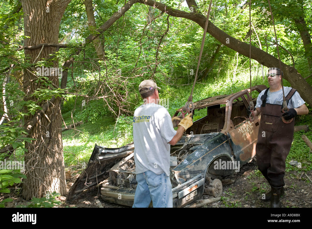 Freiwillige klar verrosteten Auto vom Flussufer Stockfoto