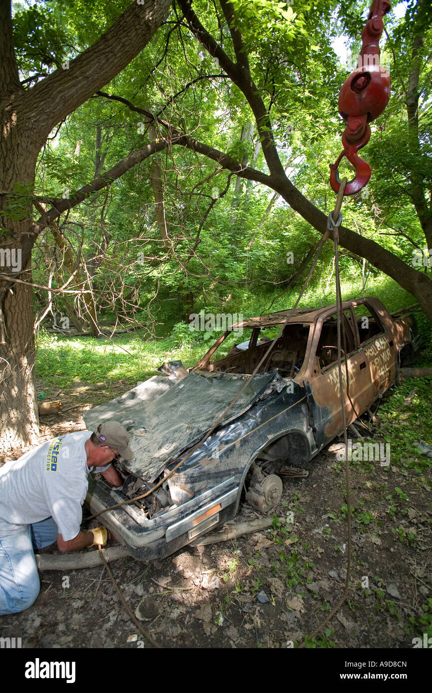 Freiwillige klar verrosteten Auto vom Flussufer Stockfoto