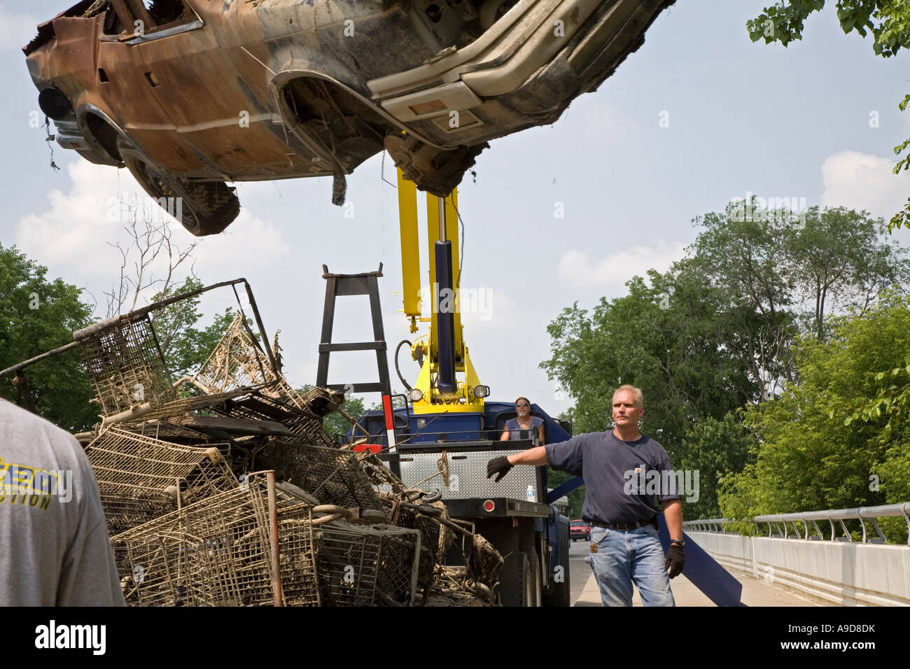 Freiwillige klar verrosteten Auto vom Flussufer Stockfoto