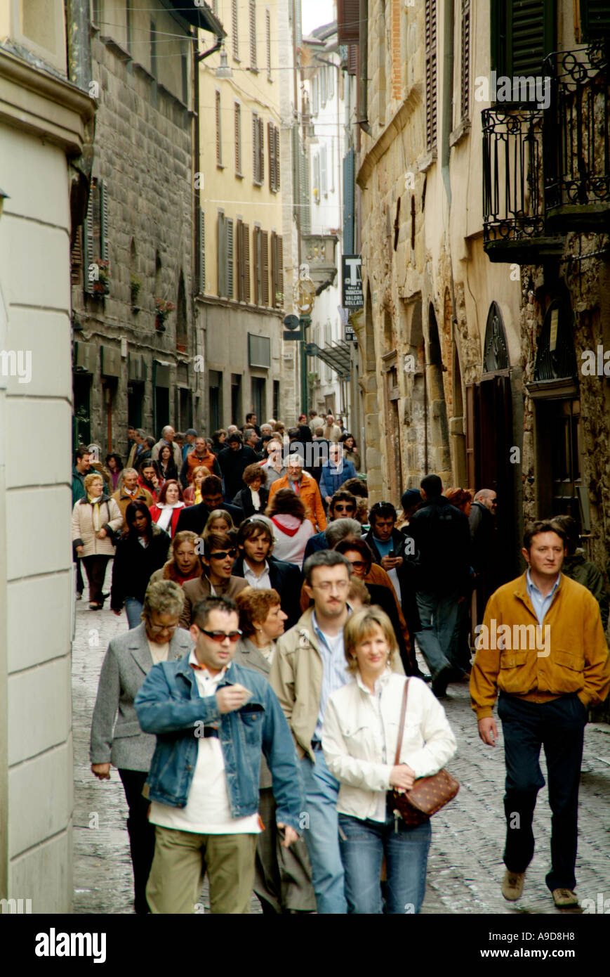 beschäftigt, Straße, Szene, in der, alten, Teil von Bergamo, Italien, nahe Mailand, Stadt, Stadt, schmal, Straße, Touristen, Tourismus, geschäftige Stockfoto