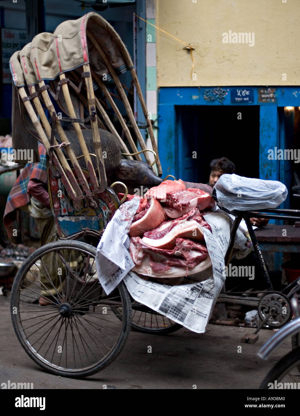 Fleisch geliefert zu einem Metzger-Shop, Kathmandu, Nepal, 2005 Stockfoto