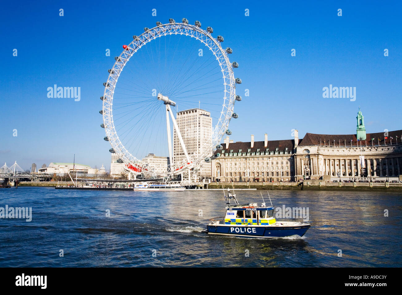 London River Thames Polizeiboot vor London Eye und alten GLC Gebäude in Sonne Sonnenschein South Bank England UK GB Stockfoto