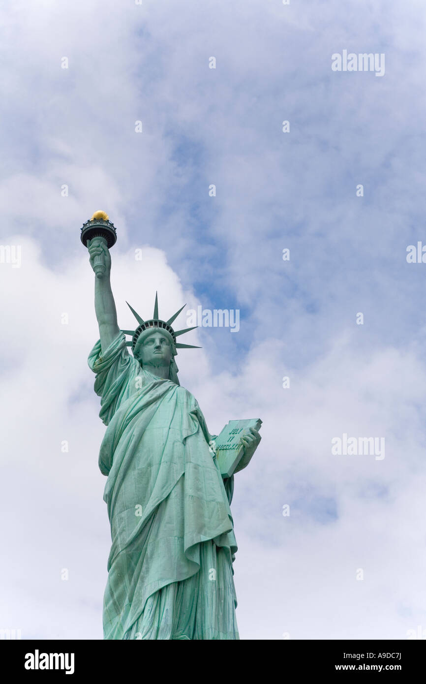 Freiheitsstatue in Sonne Sonnenschein und blauen Himmel New York City New York NYC Vereinigte Staaten von Amerika USA Stockfoto