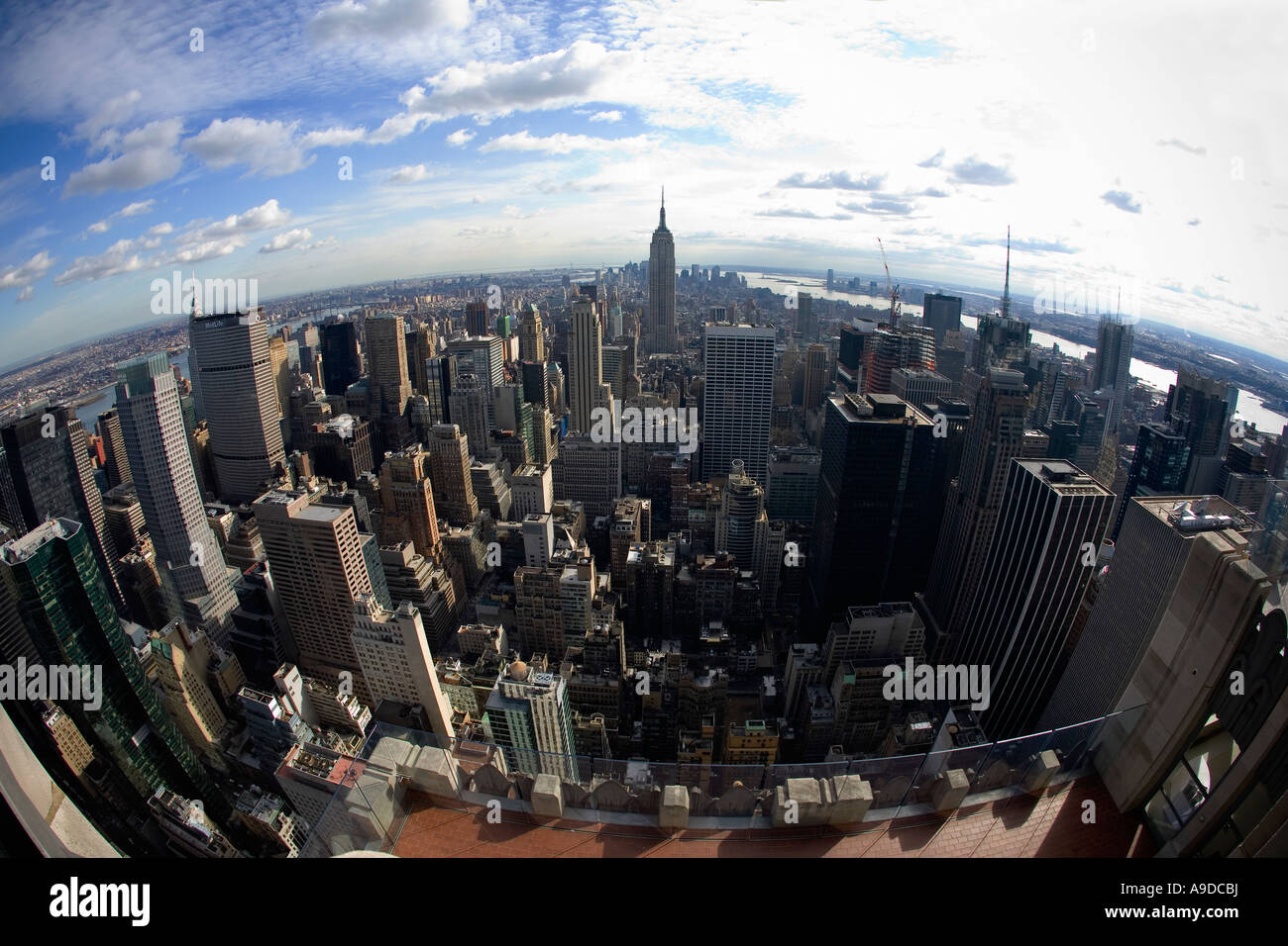 Zeigen Sie südlich von der Spitze des Zentrums Rockefeller Center Gebäude oben auf den Felsen in Richtung Empire State Building und der Innenstadt von Mann an Stockfoto