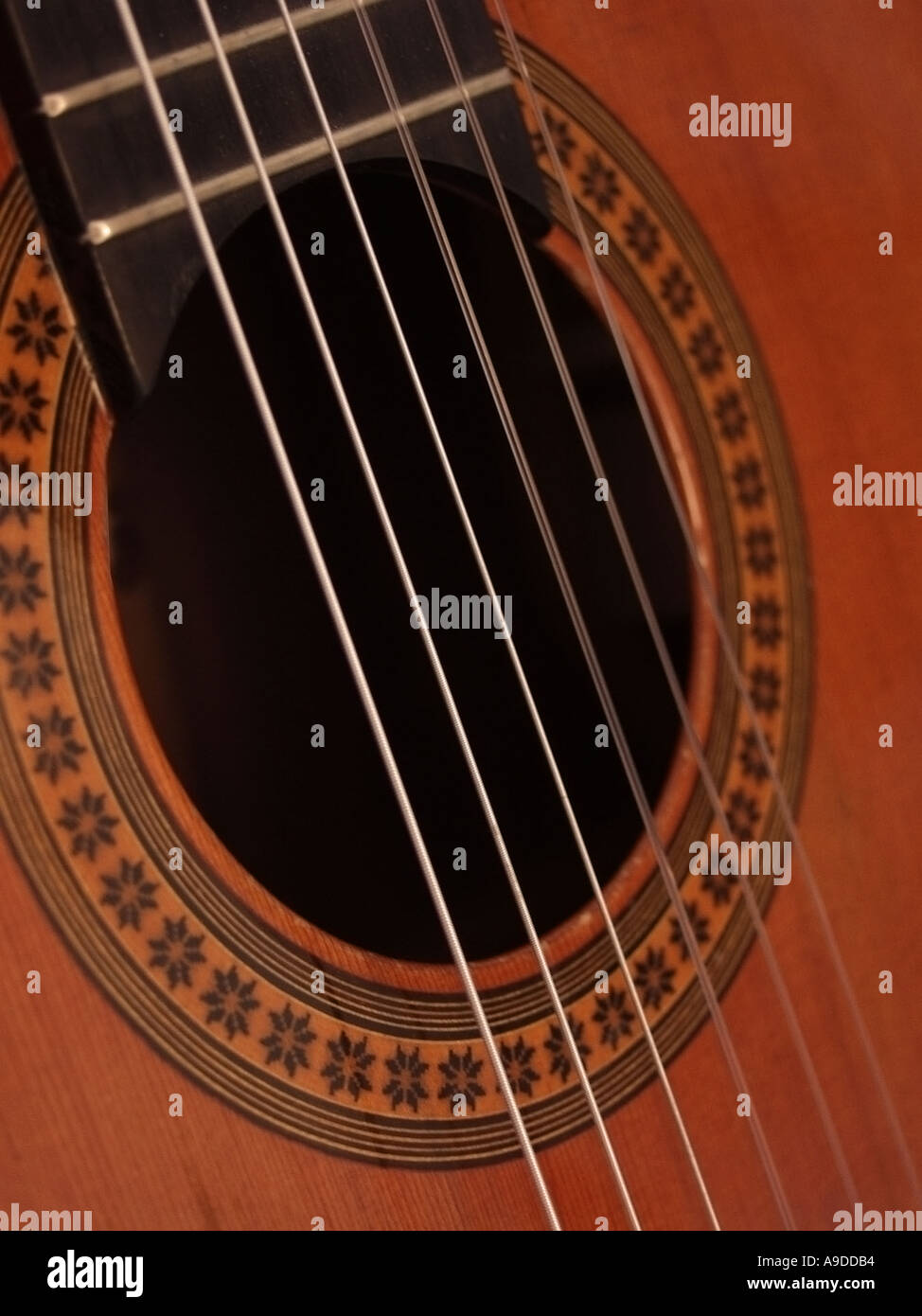 Nahaufnahme der sound Loch und Nylon Saiten einer spanischen oder klassische  Gitarre Stockfotografie - Alamy