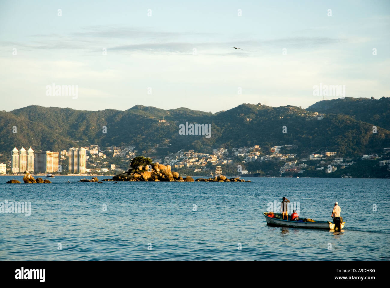 Acapulco Mann auf einem Boot im Wasser - Mexiko Stockfoto