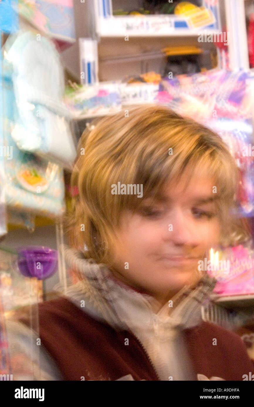 Impressionistisches verschwommenes Portrait der Shop-Kasse. Rawa Mazowiecka Polen Stockfoto