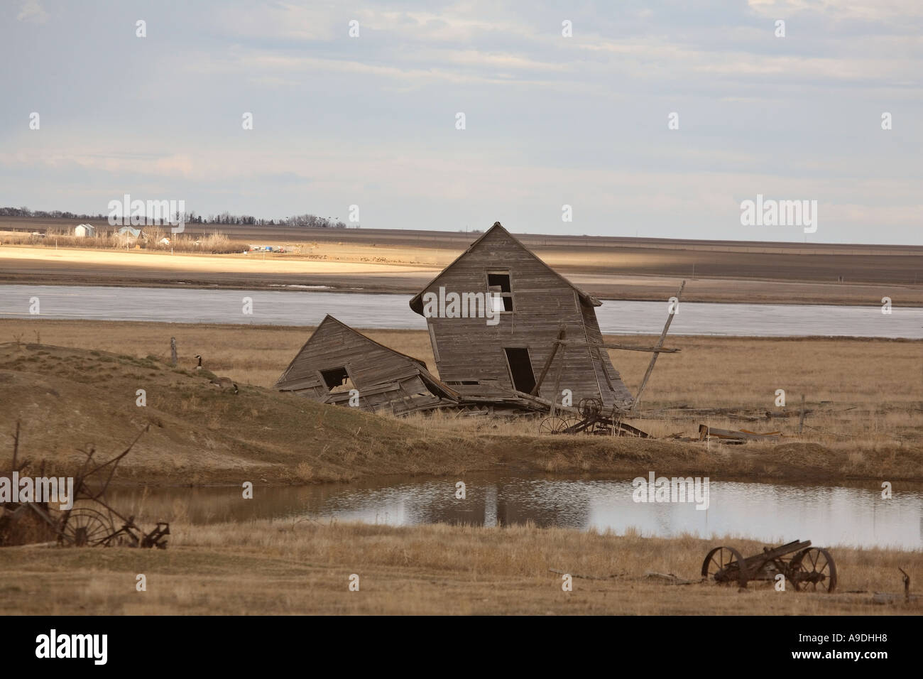 Altes verfallenes Gehöft am Pelican Lake im malerischen Saskatchewan Kanada Stockfoto