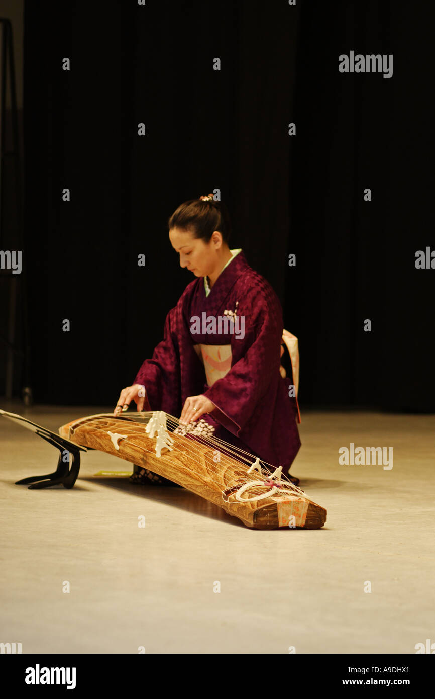 Japanerin spielt eine japanische Harfe (Koto) Stockfoto