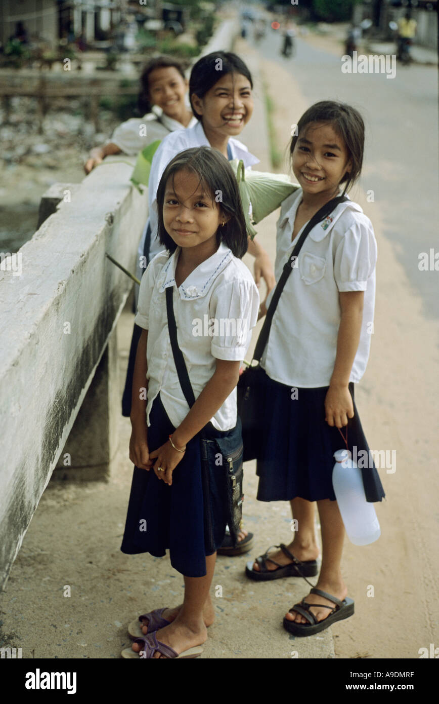 Vier kambodschanischen Schulmädchen in Uniform lächelnd Stockfoto