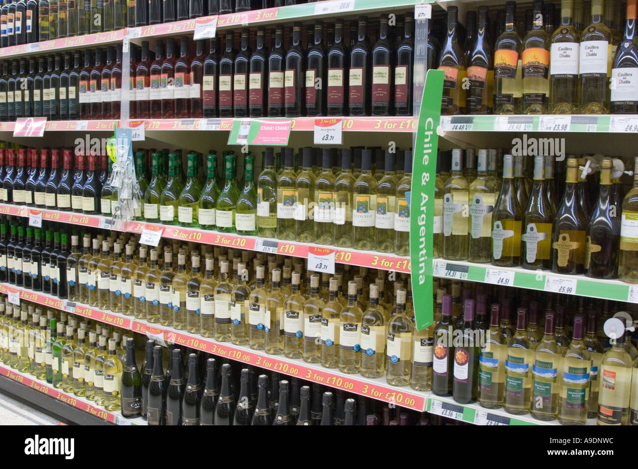 Flaschen Wein Line-up auf einem Supermarktregal Stockfoto