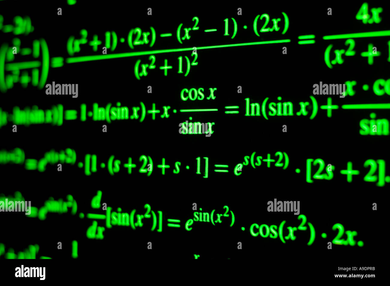 mehrere mathematische Symbole auf Zeichenpapier mit Maßeinteilung auf Computer-Bildschirm projiziert Stockfoto